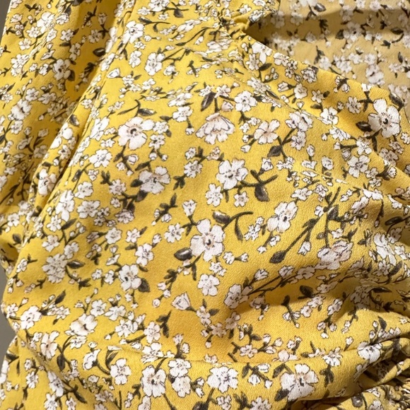 Yellow and white floral ruffle crop top with ruffle detail Size S - Picture 4 of 6